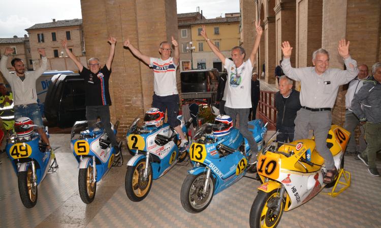 Recanati celebra Franco Uncini a 40 anni dalla vittoria del Mondiale: il campione sfila in sella alla Suzuki Recanati celebra Franco Uncini a 40 anni dalla vittoria del Mondiale: il campione sfila in sella alla Suzuki