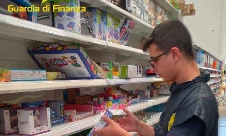 Treia, oltre 4000 giocattoli non a norma di legge: la Guardia di Finanza ferma un commerciante