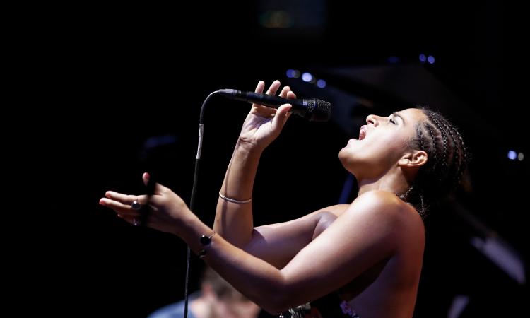 Tolentino, il trionfo di Karima al Vaccaj chiude la seconda edizione di "Borghi in Jazz" Tolentino, il trionfo di Karima al Vaccaj chiude la seconda edizione di "Borghi in Jazz"