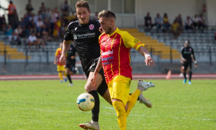Serie C, la Recanatese parte con un pari: finisce 0-0 il derby marchigiano con la Vis Pesaro Serie C, la Recanatese parte con un pari: finisce 0-0 il derby marchigiano con la Vis Pesaro