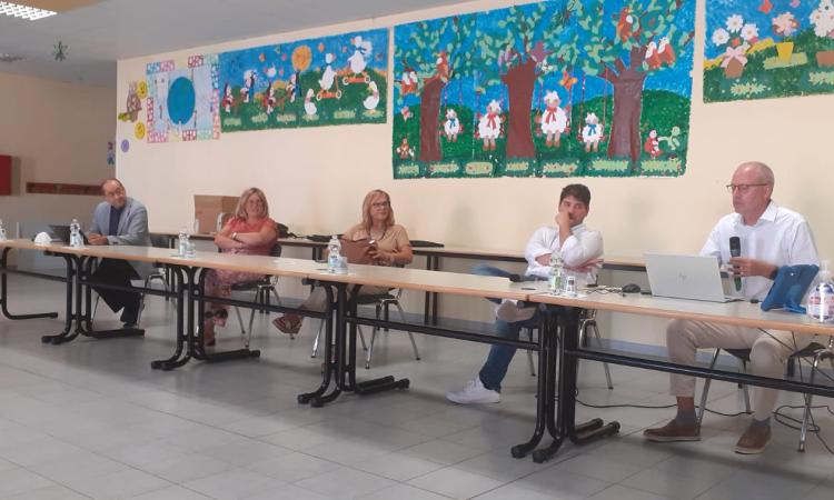 Montefano, internet senza onde elettromagnetiche: la scuola primaria Olimpia sceglie il Li-Fi Montefano, internet senza onde elettromagnetiche: la scuola primaria Olimpia sceglie il Li-Fi