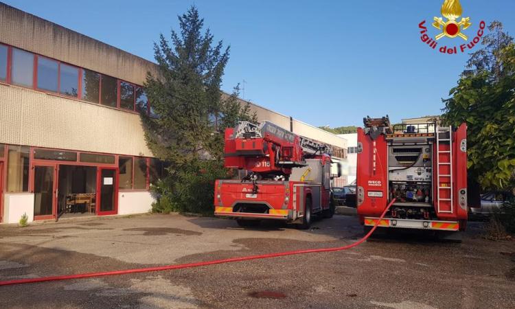 Esplosioni e vasto incendio in un deposito di monopattini: vigili del fuoco al lavoro dall'alba