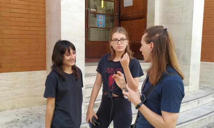 Macerata, i giovani bocciano la politica e le elezioni. “A nessuno importa di noi, non cambierà nulla” (FOTO e VIDEO) Macerata, i giovani bocciano la politica e le elezioni. “A nessuno importa di noi, non cambierà nulla” (FOTO e VIDEO)