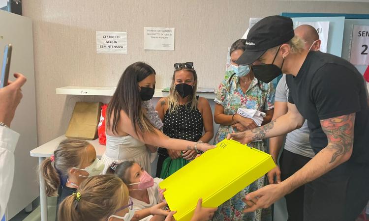 Il cuore grande di Achille Lauro: visita ai piccoli pazienti dell'ospedale di Ancona