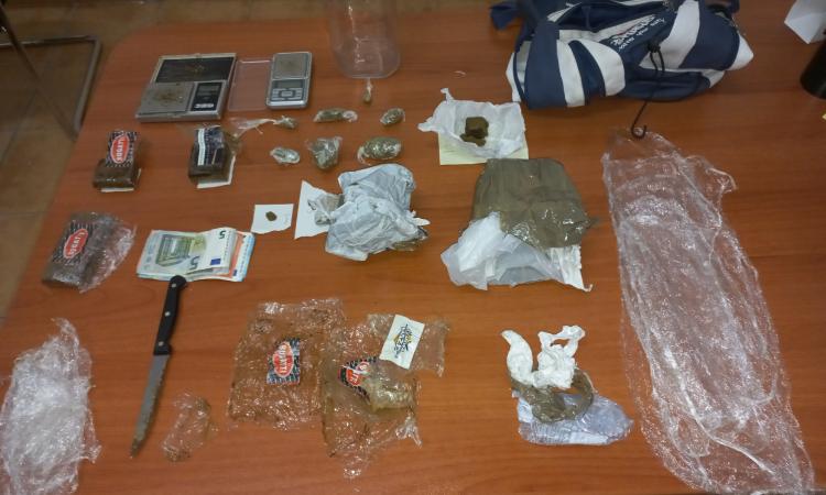 Oltre 200 grammi di droga nascosti in casa: arrestato pusher 21enne Oltre 200 grammi di droga nascosti in casa: arrestato pusher 21enne