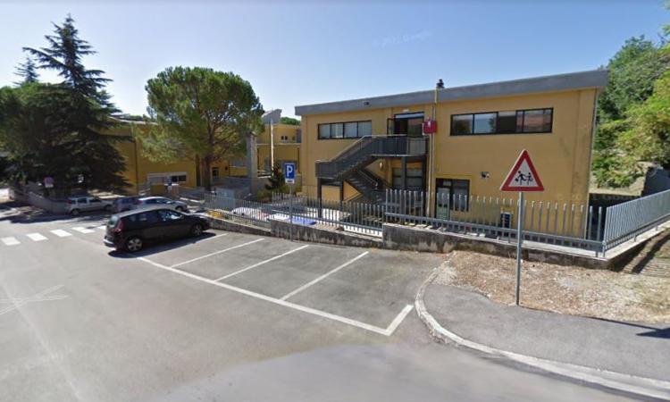 Tolentino, passaggio pedonale davanti alla scuola Grandi: soppressi gli stalli di sosta Tolentino, passaggio pedonale davanti alla scuola Grandi: soppressi gli stalli di sosta