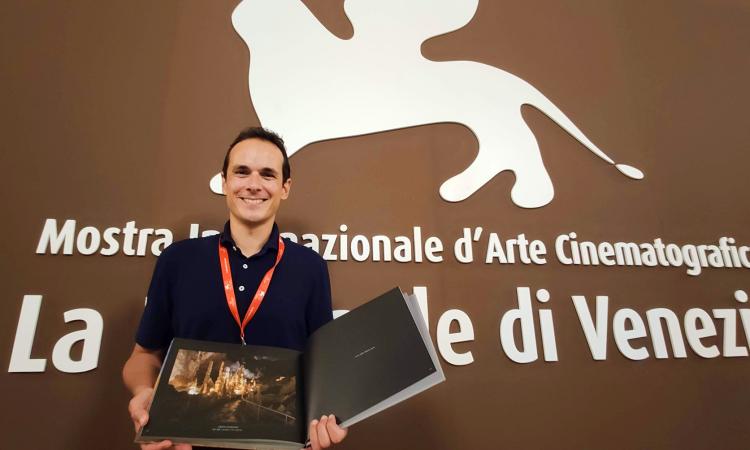 Mostra del cinema di Venezia, le Grotte di Frasassi protagoniste sul red carpet con il libro "My Marche" Mostra del cinema di Venezia, le Grotte di Frasassi protagoniste sul red carpet con il libro "My Marche"