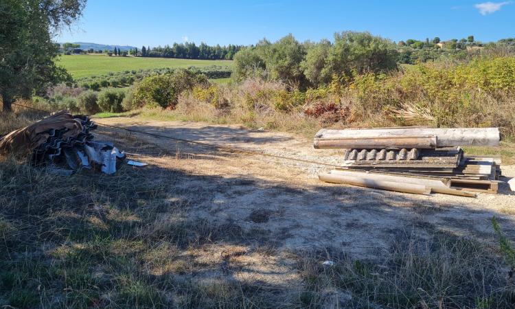 Civitanova, discarica a cielo aperto nei pressi dell'ospedale: lastre di eternit abbandonate Civitanova, discarica a cielo aperto nei pressi dell'ospedale: lastre di eternit abbandonate