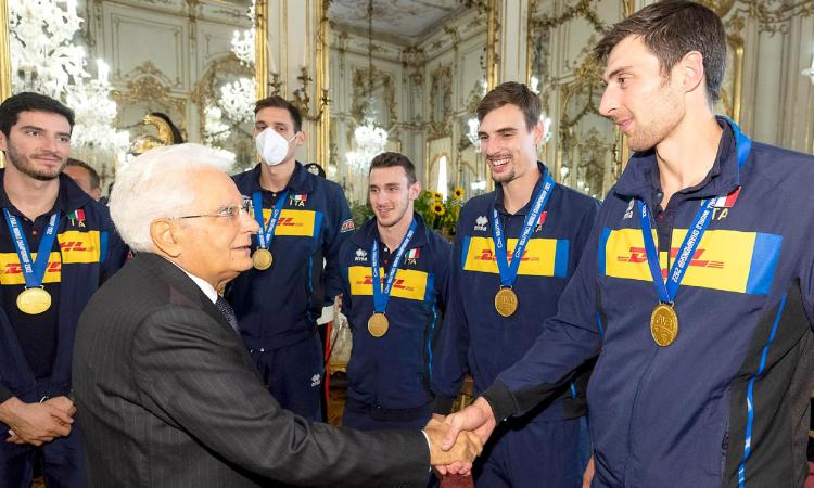 Volley, i campioni del mondo ricevuti al Quirinale: stretta di mano con Mattarella per gli eroi della Lube