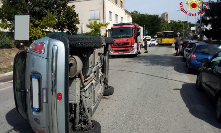 Si schianta contro un'auto in sosta e si ribalta: ragazza finisce al pronto soccorso