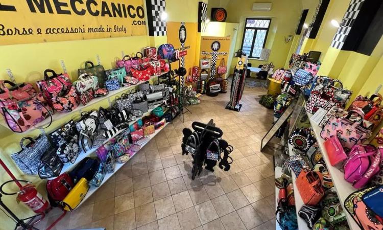 Sarnano, lo store Paul Meccanico lancia le borse griffate dall'artista Riccardo Cecchetti