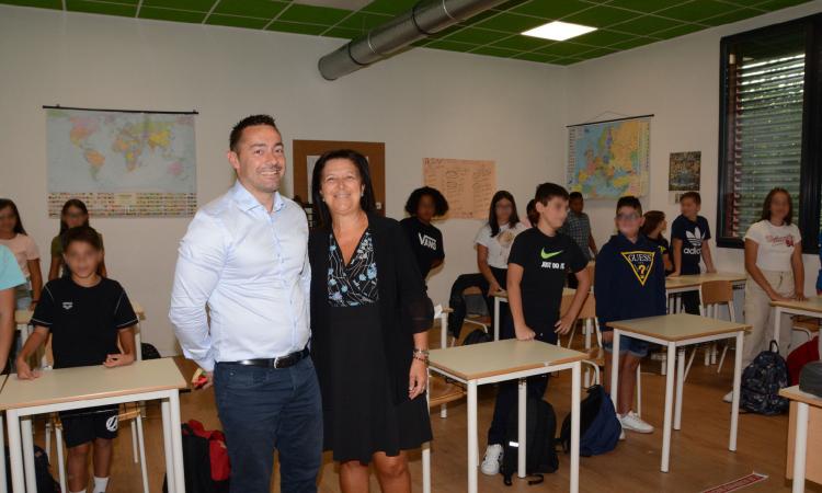 Pieve Torina, primo giorno di scuola: il sindaco Gentilucci tra i banchi degli alunni