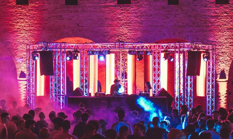 Tolentino, il Castello della Rancia si infiamma con la Mood Night: 3 dj set in una notte Tolentino, il Castello della Rancia si infiamma con la Mood Night: 3 dj set in una notte