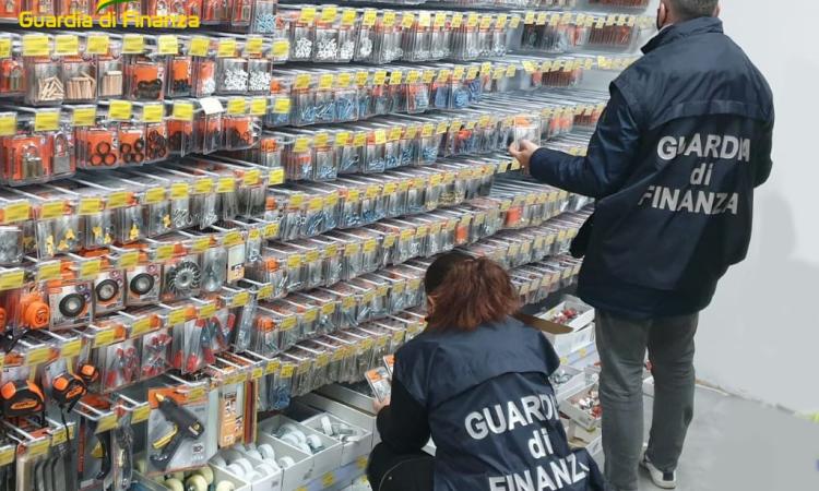 Corridonia, sequestrati oltre 30mila articoli non sicuri: previste multe sino a 35mila euro Corridonia, sequestrati oltre 30mila articoli non sicuri: previste multe sino a 35mila euro