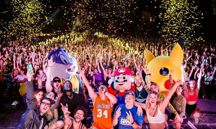 Tolentino, in piazza si balla con "90 Mania": sul palco 8 ballerini, 2 cantanti, un dj e un frontman Tolentino, in piazza si balla con "90 Mania": sul palco 8 ballerini, 2 cantanti, un dj e un frontman
