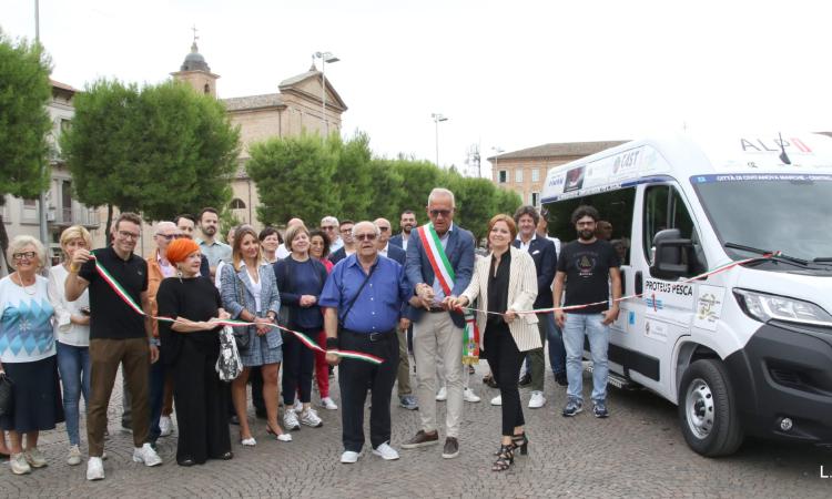 Civitanova, consegnato un nuovo veicolo per il centro anziani Civitanova, consegnato un nuovo veicolo per il centro anziani