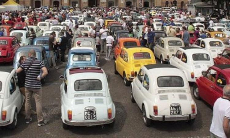 Macerata, piazza della Libertà ospita il raduno delle Fiat 500: come cambia la viabilità
