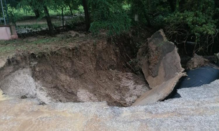 Maltempo nel Maceratese: allagamenti e alberi caduti: a Matelica si apre voragine vicino alla strada