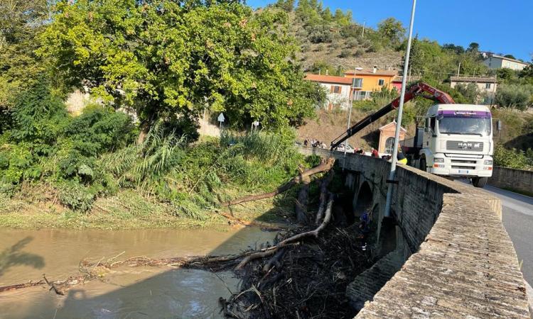 San Severino, tecnici al lavoro per liberare le strade da rami e fango: sopralluogo del prefetto