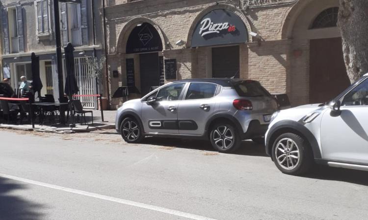 Porto Recanati, maxi rissa tra giovani in pieno centro: danneggiata vetrina di un locale Porto Recanati, maxi rissa tra giovani in pieno centro: danneggiata vetrina di un locale