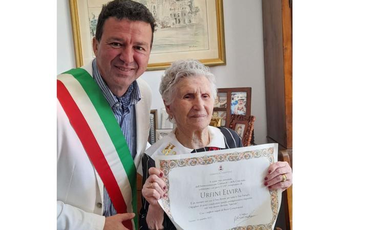 Un'altra centenaria a Tolentino: a nonna Elvira una pergamena in dono dal Comune Un'altra centenaria a Tolentino: a nonna Elvira una pergamena in dono dal Comune