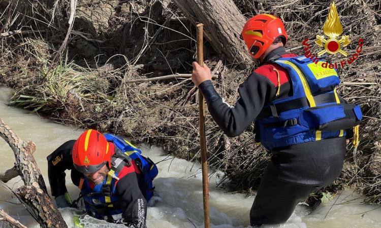 Alluvione Marche, trovato lo zaino del piccolo Mattia. Il padre: "Una stilettata, non lascio la speranza" Alluvione Marche, trovato lo zaino del piccolo Mattia. Il padre: "Una stilettata, non lascio la speranza"