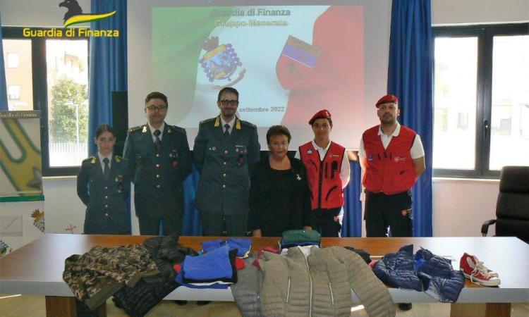 Macerata, in beneficienza agli alluvionati 250 capi di abbigliamento sequestrati