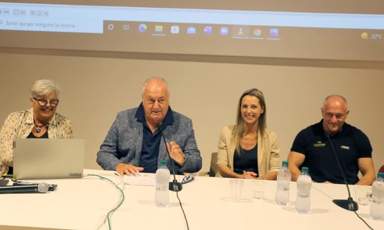 Macerata, i campioni Vezzali e Tilli all'apertura dell'anno sportivo: "Facciamo alzare i giovani dal divano" (FOTO) Macerata, i campioni Vezzali e Tilli all'apertura dell'anno sportivo: "Facciamo alzare i giovani dal divano" (FOTO)