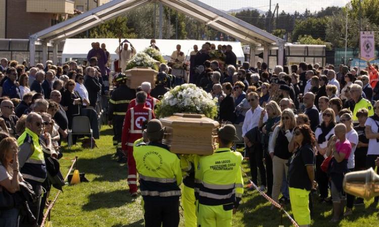 Commozione e lacrime al funerale delle vittime dell'alluvione Commozione e lacrime al funerale delle vittime dell'alluvione