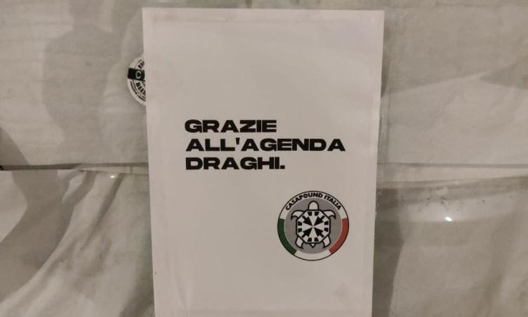 Macerata, blitz di Casapound. Affissi cartelli di protesta nel centro storico contro l’Agenda Draghi (FOTO) Macerata, blitz di Casapound. Affissi cartelli di protesta nel centro storico contro l’Agenda Draghi (FOTO)