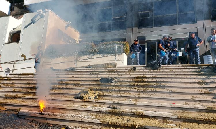 Alluvione, imbrattata con il fango la sede della Regione Marche: monta la protesta Alluvione, imbrattata con il fango la sede della Regione Marche: monta la protesta