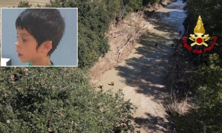 Alluvione Marche, trovato in un campo il corpo senza vita del piccolo Mattia Luconi Alluvione Marche, trovato in un campo il corpo senza vita del piccolo Mattia Luconi