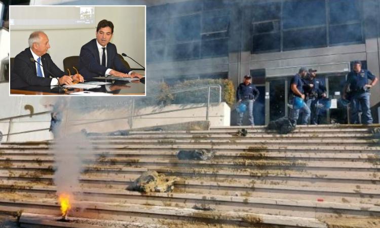 Sacchi di fango contro la sede della Regione, Saltamartini: "Piena solidarietà alle forze dell'ordine" Sacchi di fango contro la sede della Regione, Saltamartini: "Piena solidarietà alle forze dell'ordine"