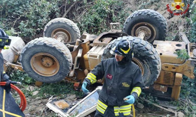 Penna San Giovanni, motopala scivola in una scarpata e si ribalta: grave un 75enne