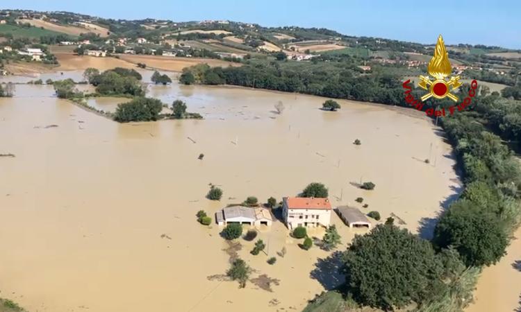 Alluvione Marche, il rapporto della Protezione Civile: "Evento millenario impossibile da monitorare" Alluvione Marche, il rapporto della Protezione Civile: "Evento millenario impossibile da monitorare"