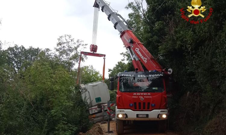 Cingoli, camion esce di strada e resta in bilico in una scarpata