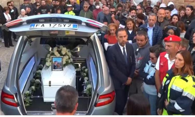 Rose bianche e lacrime per l'addio al piccolo Mattia: "Il tuo sorriso rimarrà nei nostri cuori" Rose bianche e lacrime per l'addio al piccolo Mattia: "Il tuo sorriso rimarrà nei nostri cuori"