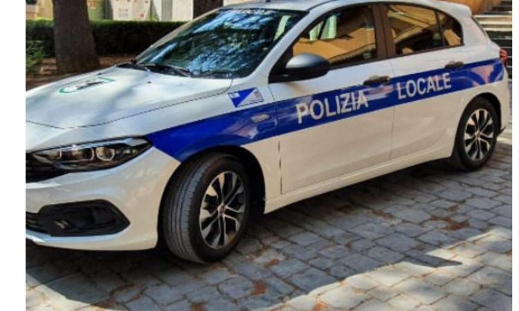 Gli ritirano la patente e per vendetta dà fuoco al comando della polizia locale Gli ritirano la patente e per vendetta dà fuoco al comando della polizia locale