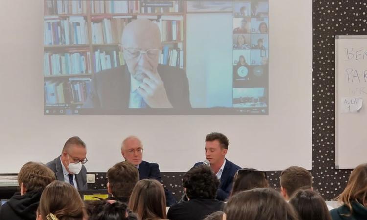 Sabino Cassese ospite delle giornate di eccellenza: oltre 400 studenti Unimc all'incontro Sabino Cassese ospite delle giornate di eccellenza: oltre 400 studenti Unimc all'incontro