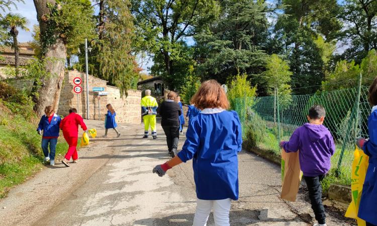 San Severino, gli alunni puliscono i cortili delle scuole con Legambiente San Severino, gli alunni puliscono i cortili delle scuole con Legambiente