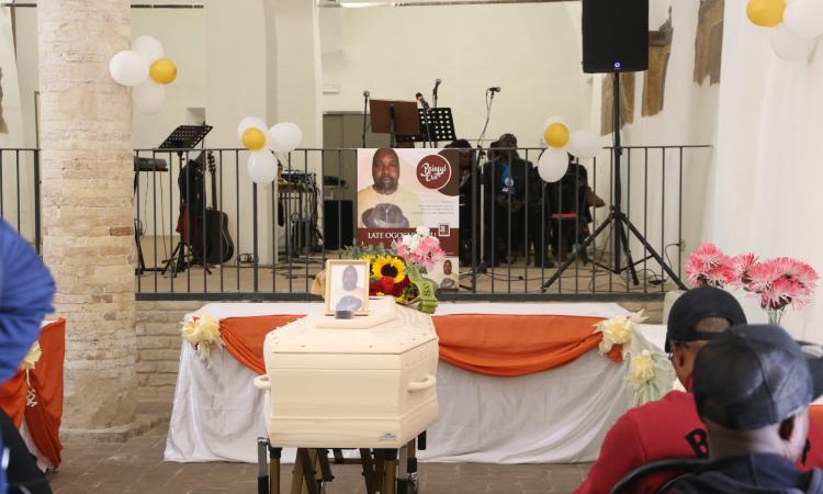 Funerali Alika, il ricordo della comunità africana: “Lavoriamo insieme per la convivenza" (FOTO e VIDEO)