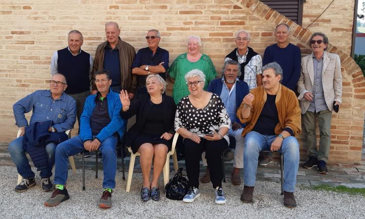 Macerata, ritrovarsi a 60 anni dalle elementari: reunion per gli ex alunni della scuola di via della Pace
