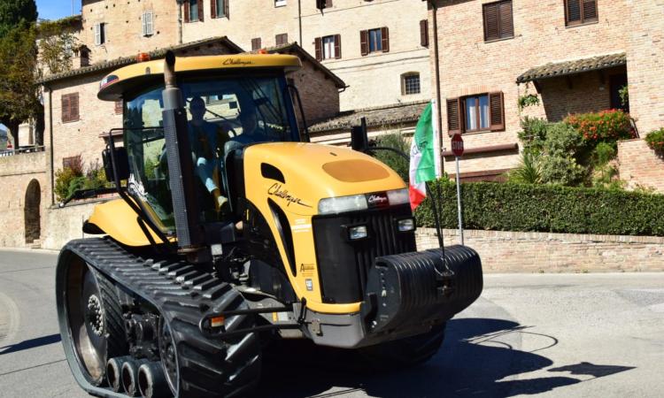 Sarnano, successo per il Memorial Gianluca Vecchiotti: presenti al terzo raduno oltre 180 trattori Sarnano, successo per il Memorial Gianluca Vecchiotti: presenti al terzo raduno oltre 180 trattori