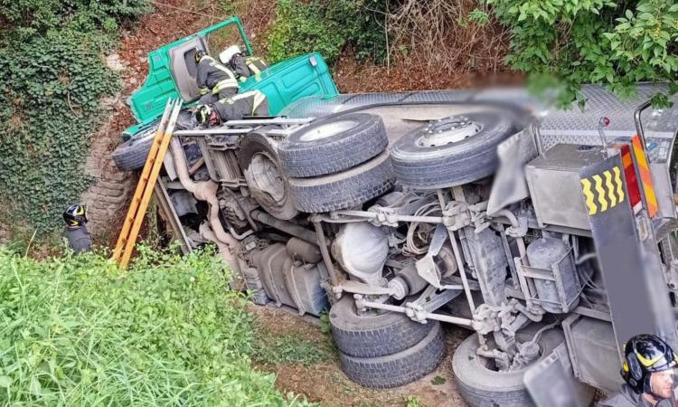 Incidente fatale, camion finisce fuori strada e si ribalta: muore il conducente Incidente fatale, camion finisce fuori strada e si ribalta: muore il conducente