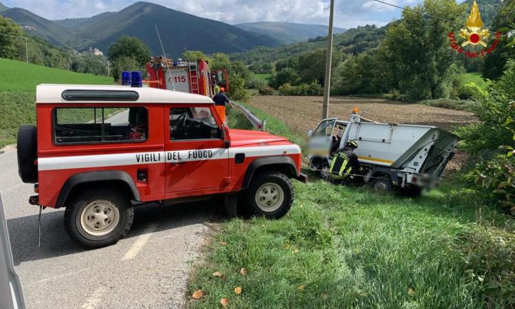 Camerino, camion del Cosmari esce di strada e si schianta contro il guardrail: conducente a Torrette