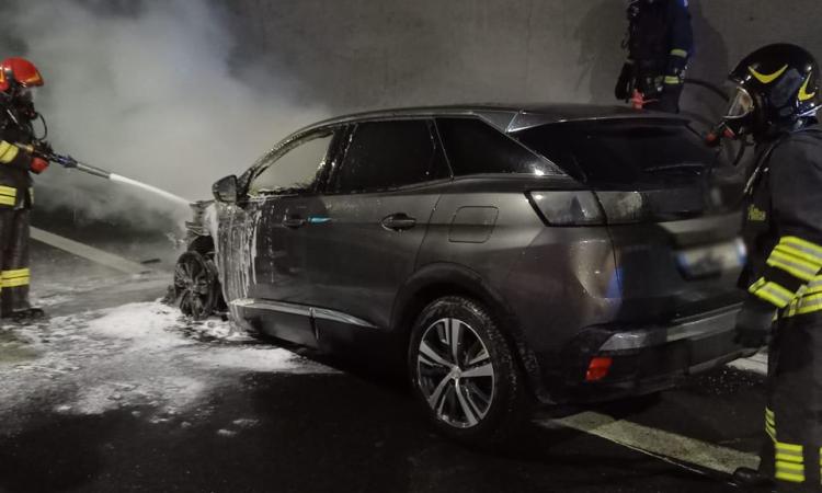Auto ibrida a fuoco in galleria: strada chiusa al traffico, vigili del fuoco in azione Auto ibrida a fuoco in galleria: strada chiusa al traffico, vigili del fuoco in azione