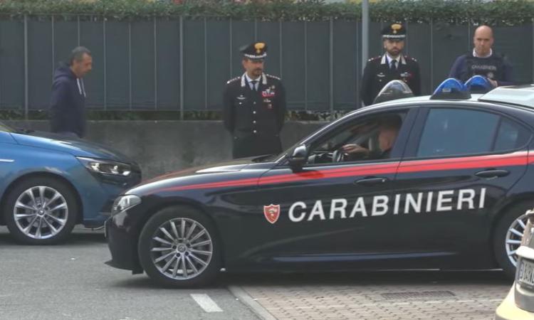 Padre barricato in casa con il figlio di 4 anni. Apre ai carabinieri: "Il bambino sta bene" Padre barricato in casa con il figlio di 4 anni. Apre ai carabinieri: "Il bambino sta bene"