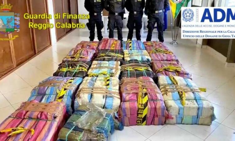 Maxi operazione GdF, 4 tonnellate di cocaina sequestrate: 36 gli arrestati, uno è un funzionario dell’Agenzia delle dogane Maxi operazione GdF, 4 tonnellate di cocaina sequestrate: 36 gli arrestati, uno è un funzionario dell’Agenzia delle dogane