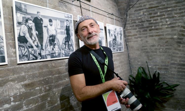 Dal basket in carrozzina alla boxe per "Over 70": Massimo Zanconi protagonista con le sue foto a Overtime