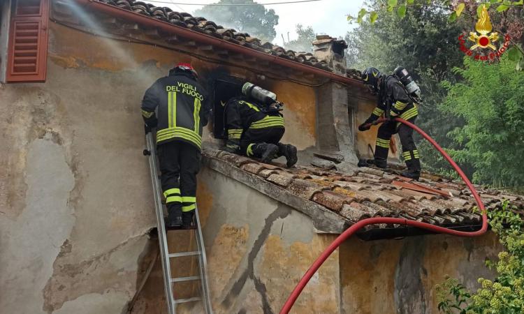 Fiamme in una casa colonica: vigili del fuoco al lavoro